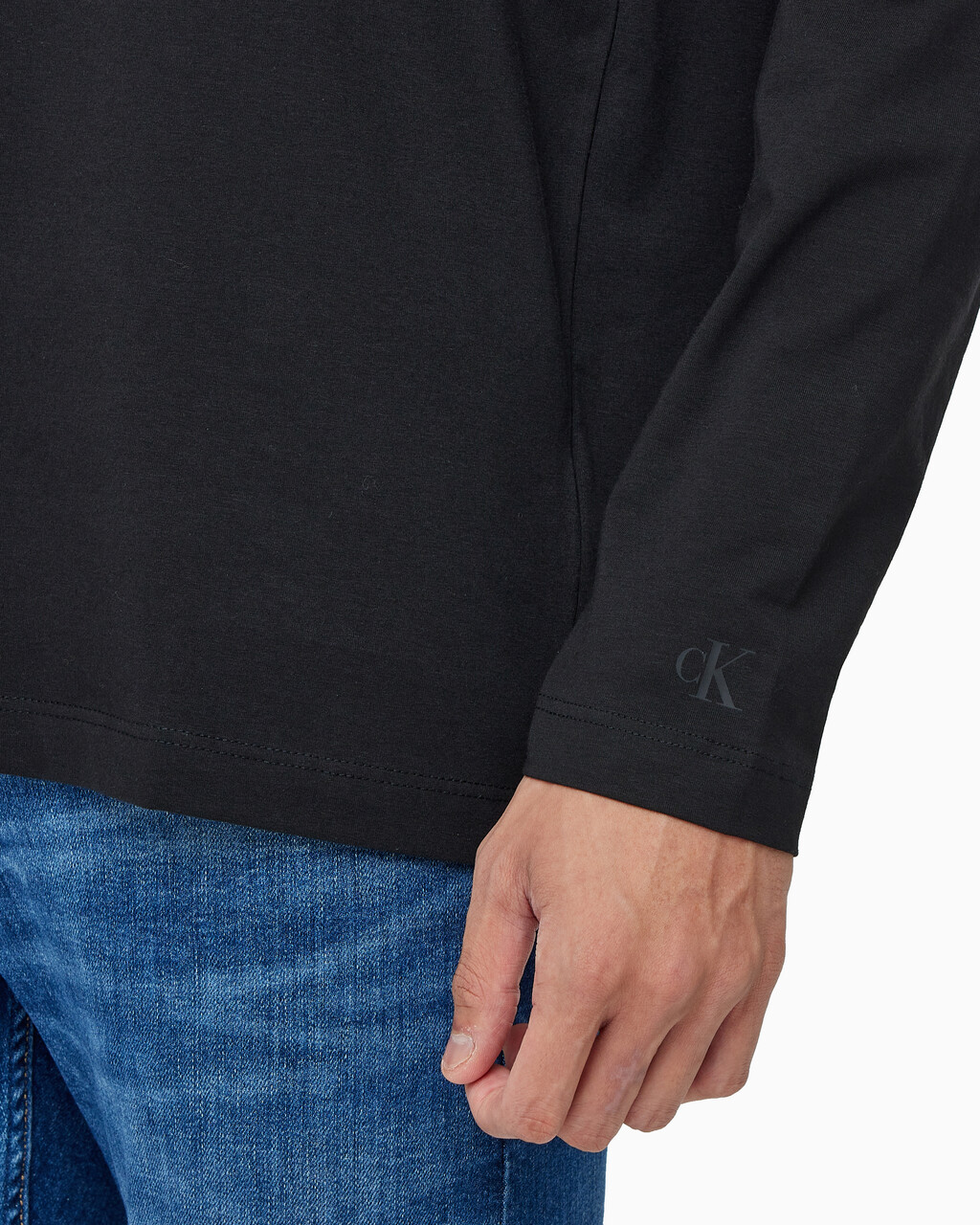 Buy 남성 레귤러핏 인스티튜셔널 긴팔 티셔츠 in color CK BLACK