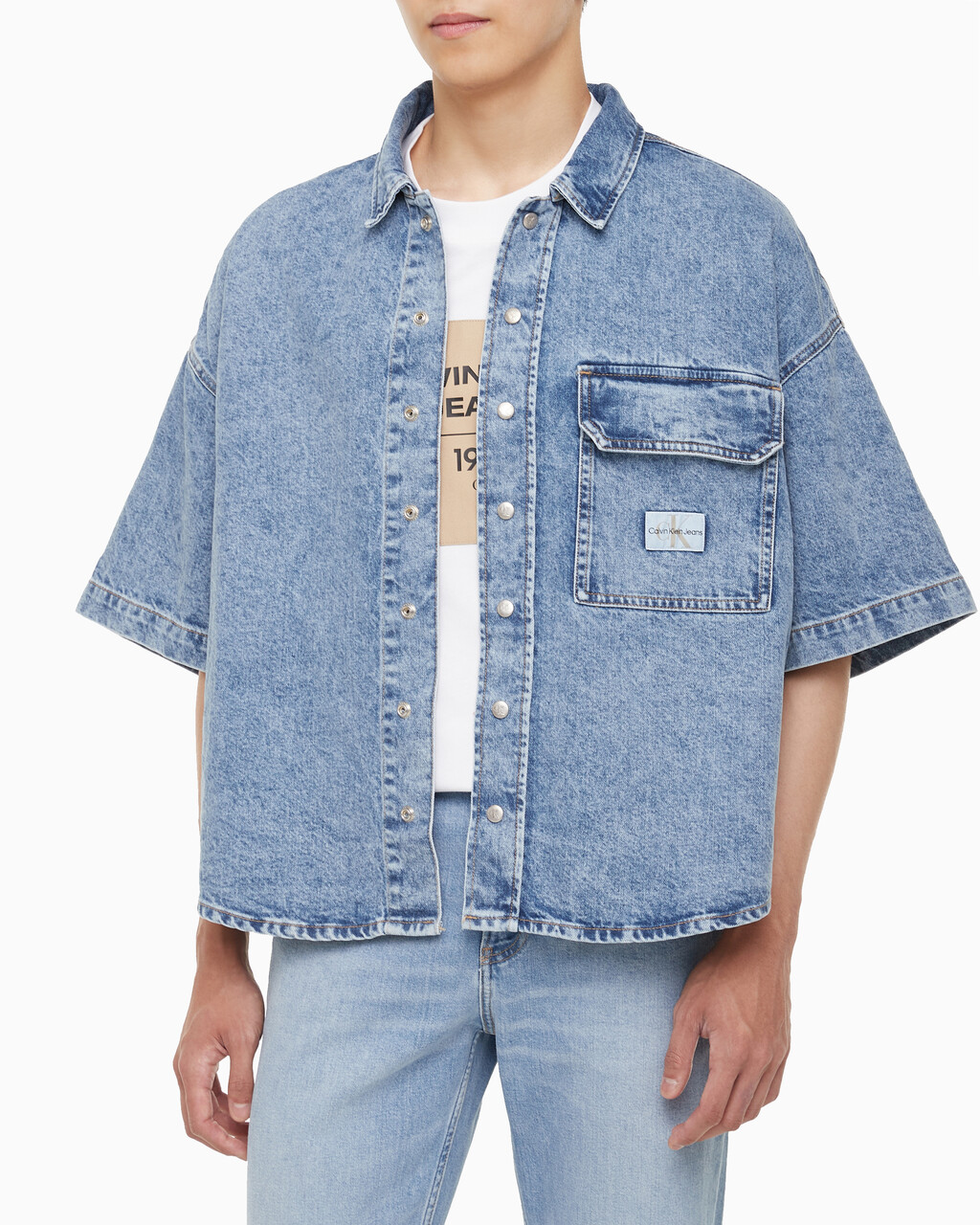Buy 남성 오버사이즈핏 빈티지 데님 반팔 셔츠 in color MID BLUE BACK EMBRO