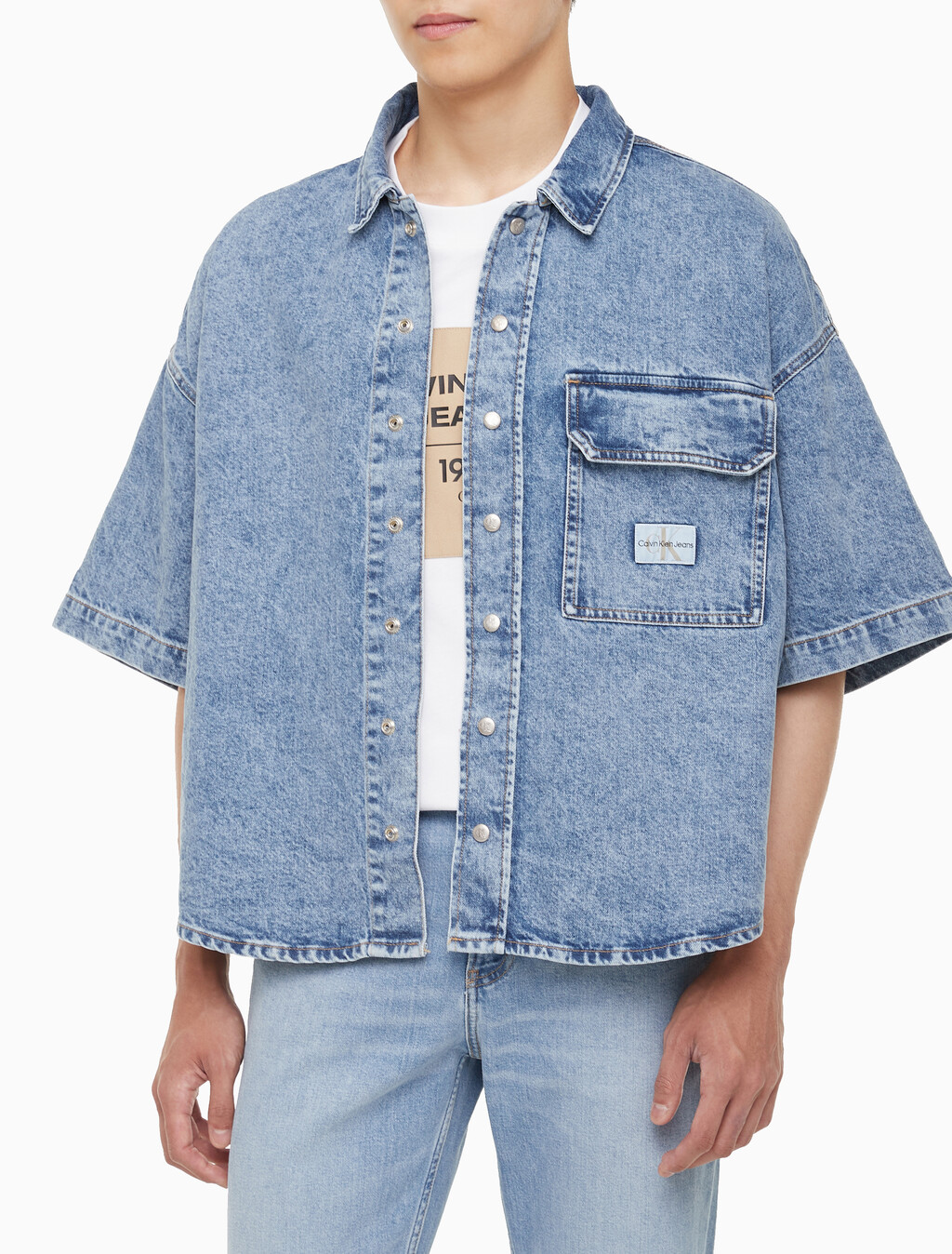 Buy 남성 오버사이즈핏 빈티지 데님 반팔 셔츠 in color MID BLUE BACK EMBRO