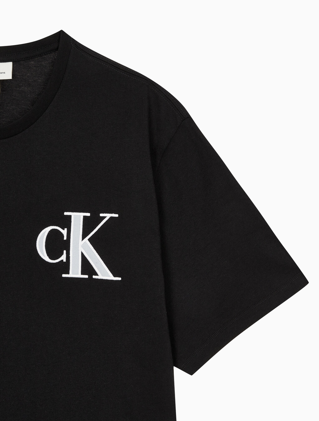 Buy 남성 릴렉스핏 바시티 CK 로고 패치 반팔 티셔츠 in color BLACK