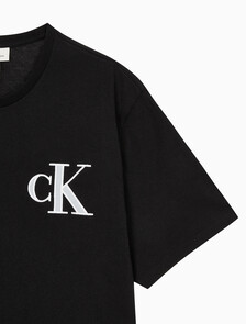 Buy 남성 릴렉스핏 바시티 CK 로고 패치 반팔 티셔츠 in color BLACK