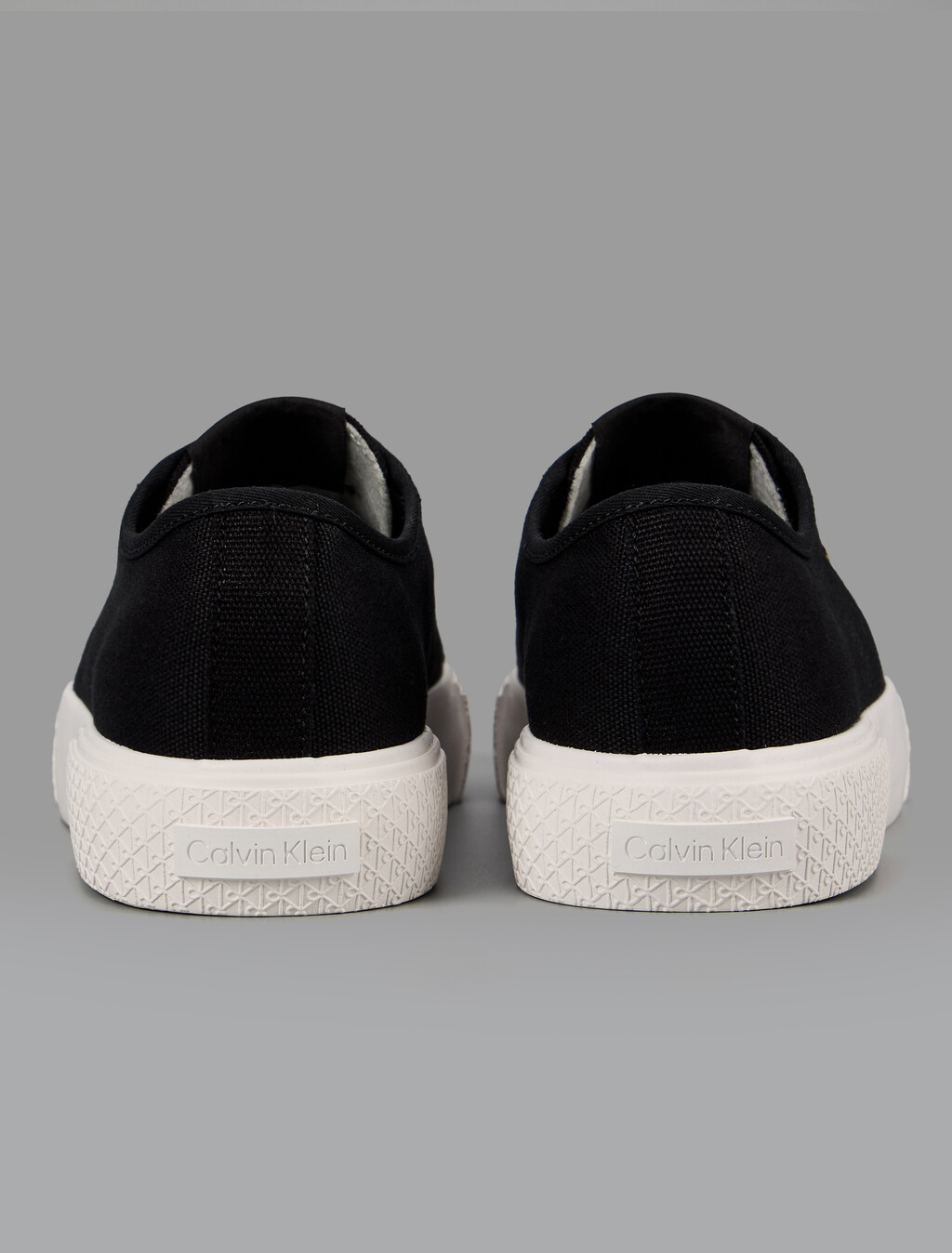 Buy 여성 비비 로우 레이스업 캔버스 스니커즈 in color CK BLACK