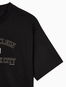 Buy 남성 릴렉스핏 뉴욕 바시티 로고 반팔 티셔츠 in color BLACK