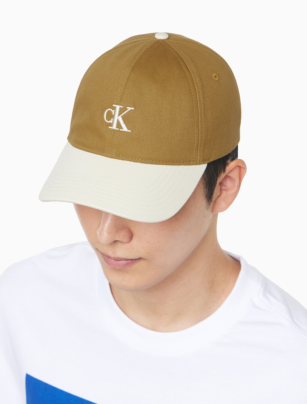 Buy 남녀공용 CKJ 스몰 모노그램 로고 컬러블락 볼캡 in color Yellow