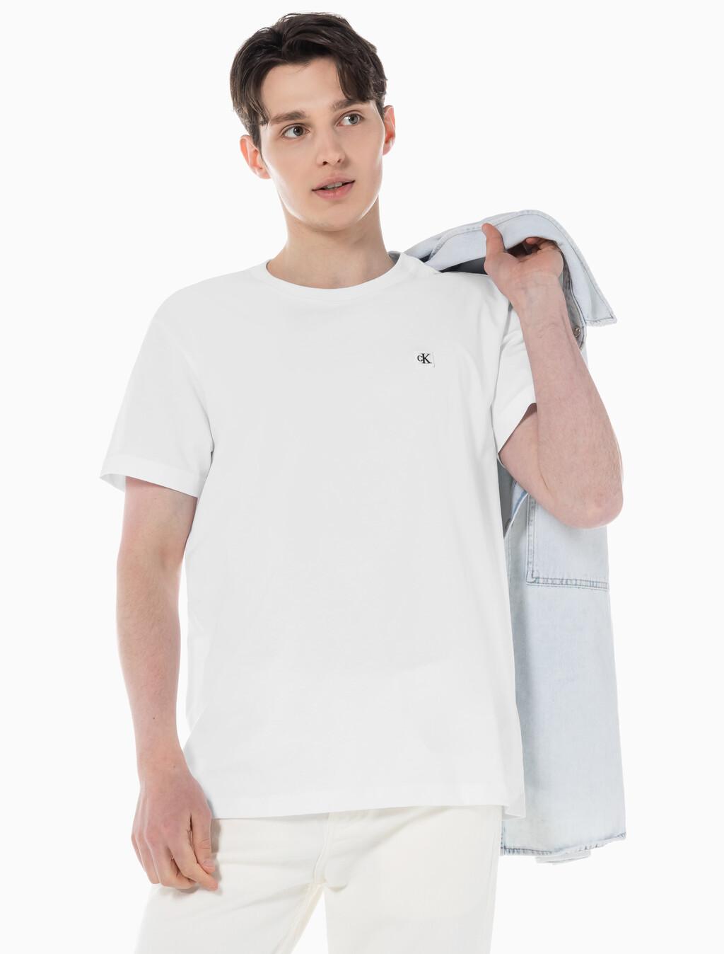 Buy 남성 레귤러핏 CK 로고 뱃지 반팔 티셔츠 in color BRIGHT WHITE
