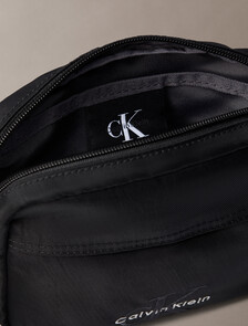 Buy 남녀공용 볼드 로고 스퀘어 크로스바디 in color BLACK