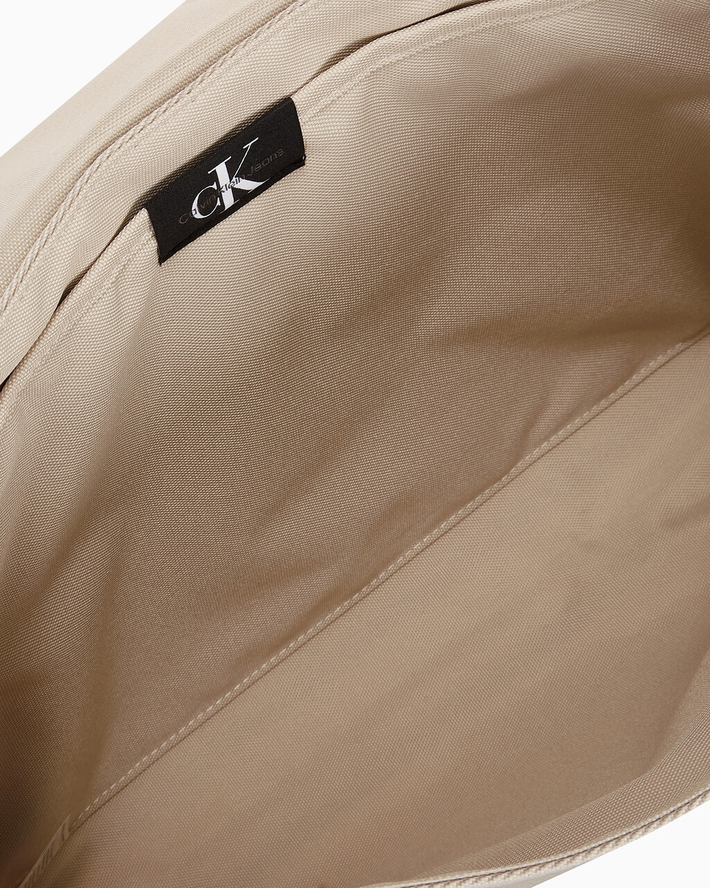 Buy 남성 CKJ 스포츠 에센셜 메신저백 in color BEIGE