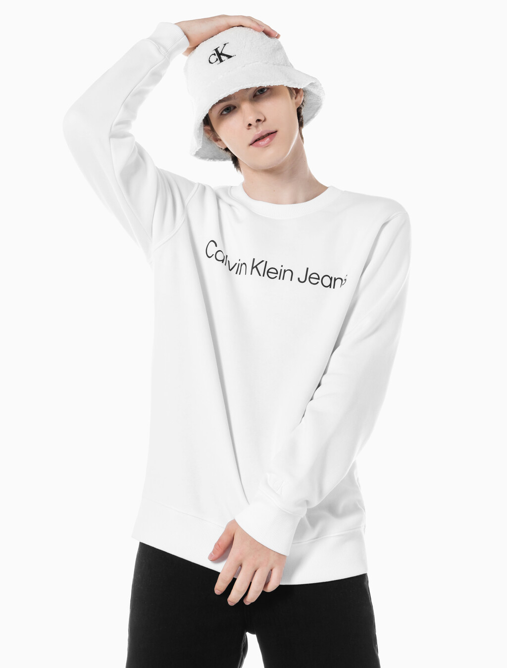Buy 남성 레귤러핏 인스티튜셔널 로고 기모 스웨트셔츠 in color BRIGHT WHITE