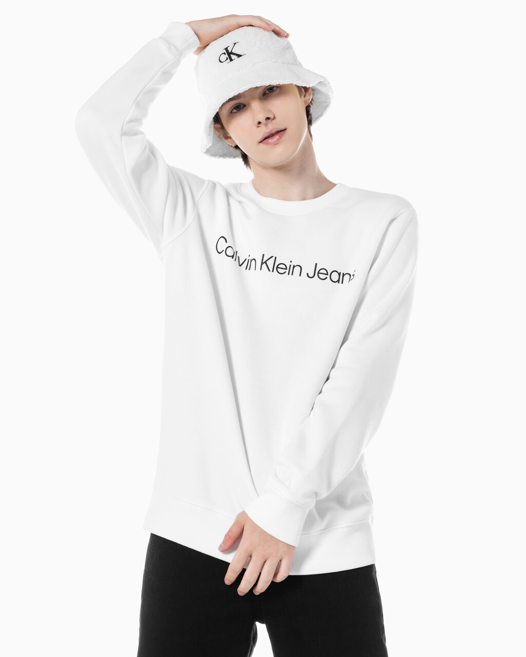 Buy 남성 레귤러핏 인스티튜셔널 로고 기모 스웨트셔츠 in color BRIGHT WHITE
