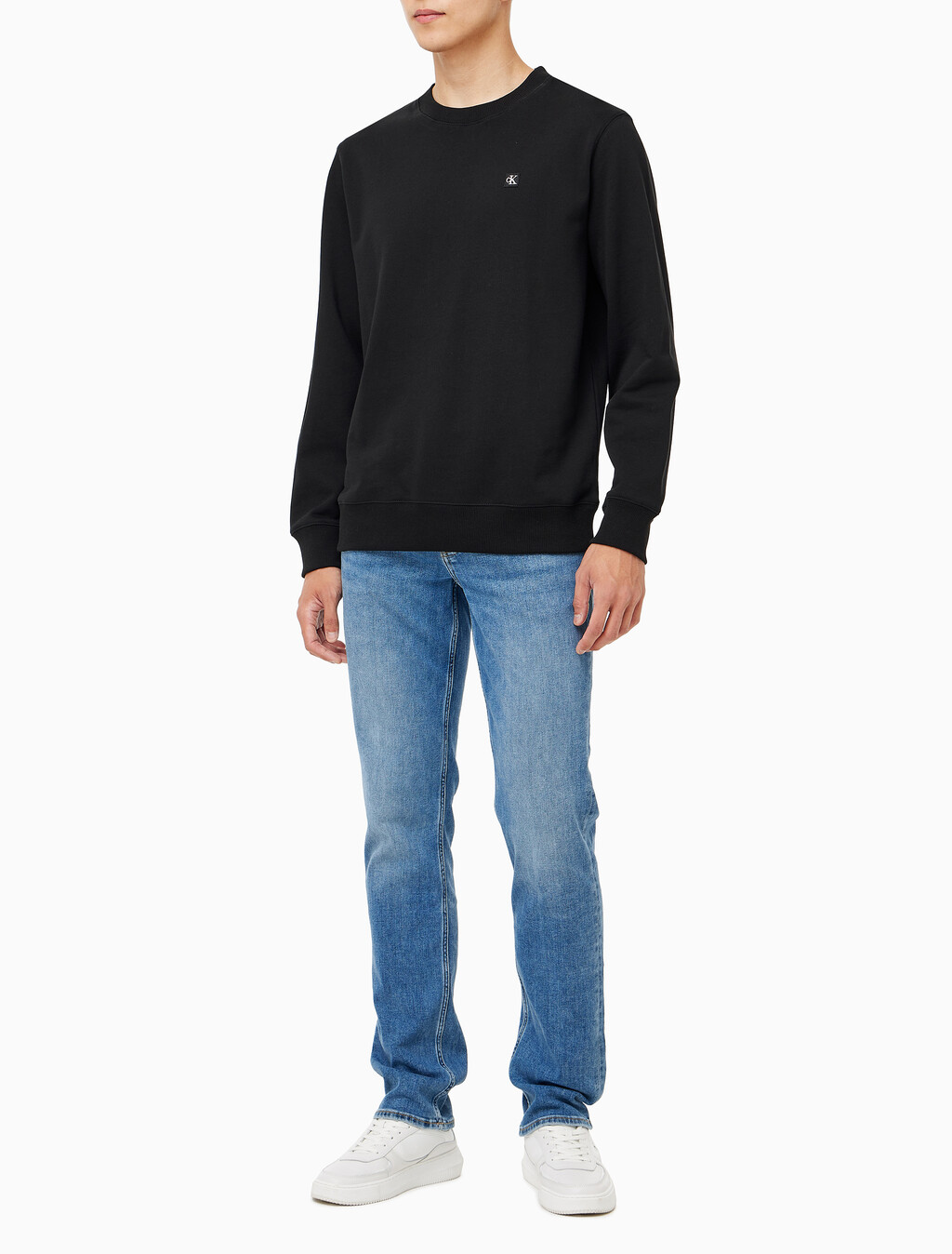 Buy 남성 레귤러핏 CK 뱃지 로고 스웻셔츠 in color CK BLACK