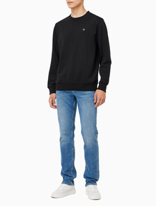 Buy 남성 레귤러핏 CK 뱃지 로고 스웻셔츠 in color CK BLACK
