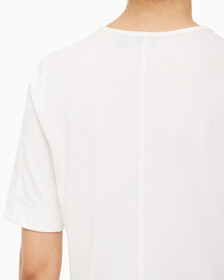 Buy 여성 박시 핏 에센셜 기능성 반팔 티셔츠 in color WHITE