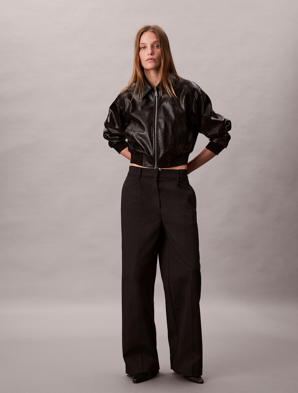 Buy 여성 크롭 크링클 레더 폭스 레더 자켓 in color BLACK