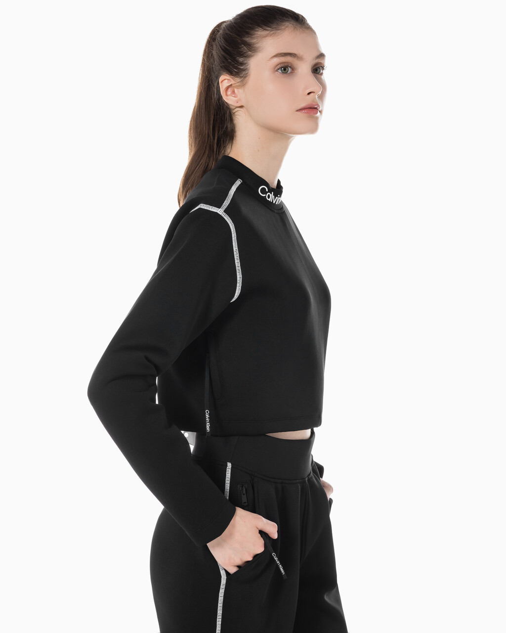 Buy 여성 크롭 스웻셔츠 in color BLACK