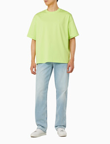 Buy 남성 릴렉스핏 그래픽 기능성 반팔 티셔츠 in color GREEN