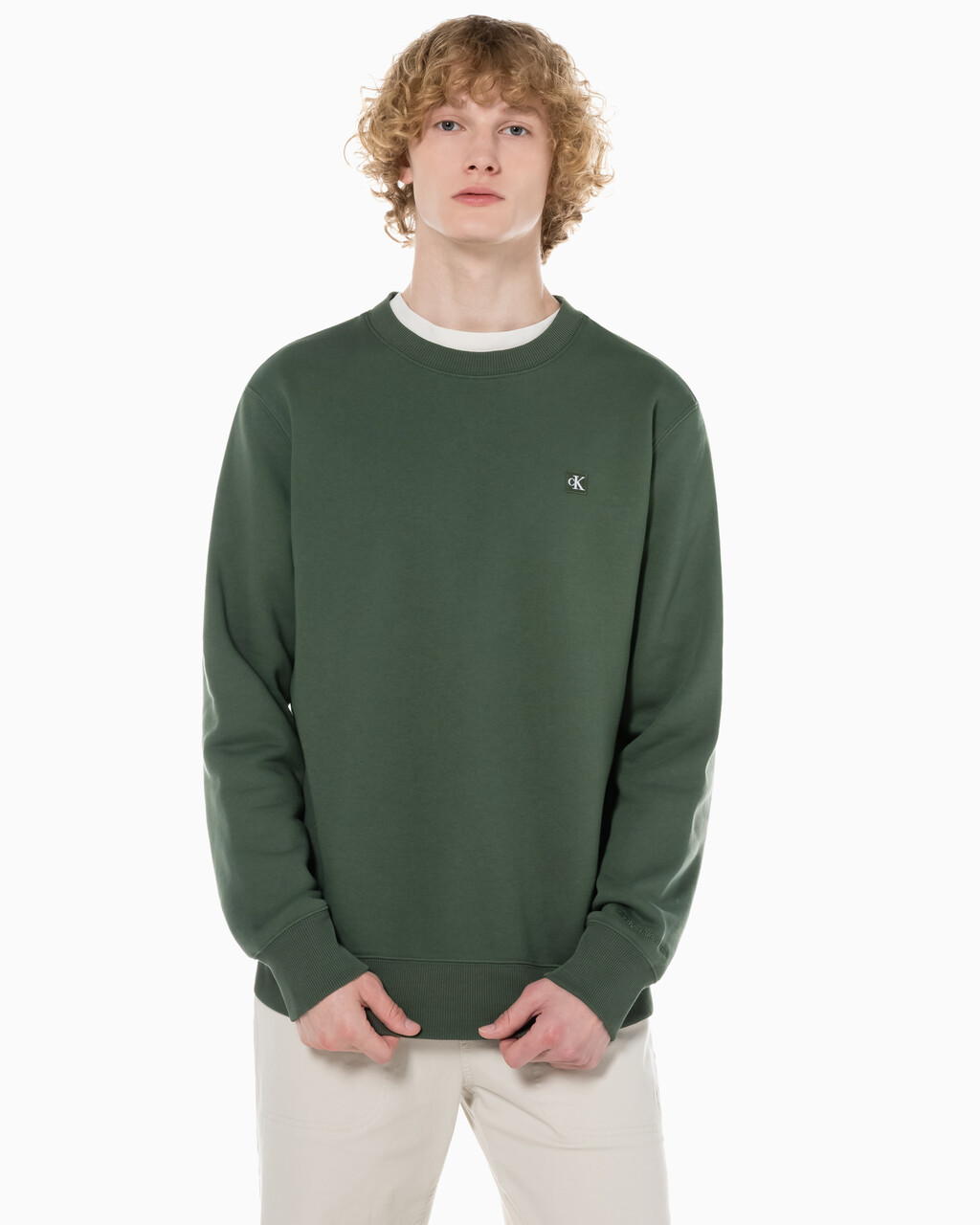 Buy 남성 레귤러핏 CK 뱃지 로고 기모 스웨트셔츠 in color KHAKI