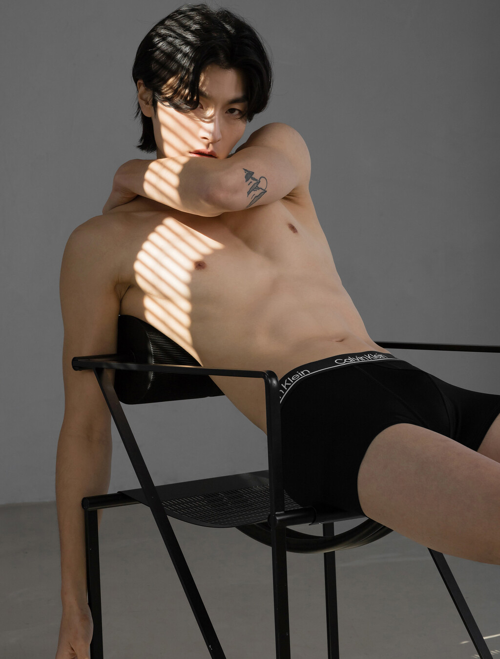 Buy 남성 CK 마이크로 플러스 4PK 로우 라이즈 드로즈 in color BLACK