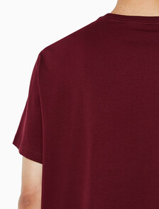 Buy 남성 레귤러핏 히어로 모노그램 로고 반팔 티셔츠 in color DEEP ROUGE