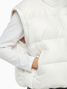 Buy 여성 글로시 디터쳐블 크롭 다운 푸퍼 in color WHITE
