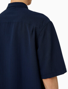 Buy 남성 릴렉스핏 시어서커 스트라이프 반팔 셔츠 in color DARK SAPPHIRE
