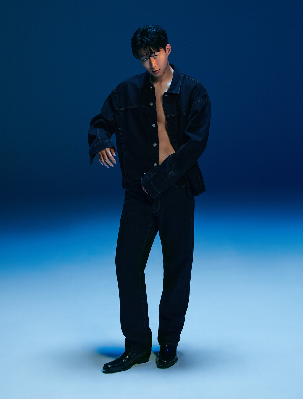 Buy [손흥민 캡슐] 남성 릴렉스 스트레이트핏 데님 진 in color BLACK