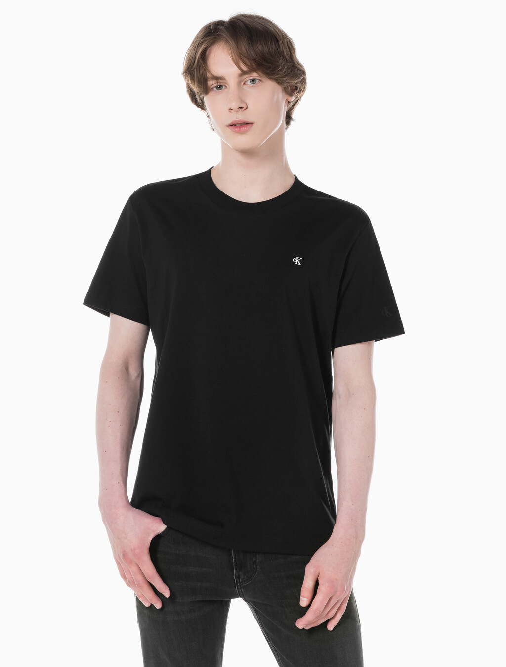 Buy 남성 레귤러핏 CK 로고 뱃지 반팔 티셔츠 in color CK BLACK