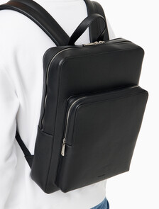 Buy 남성 CK 마이크로 페블 슬림 백팩 in color BLACK