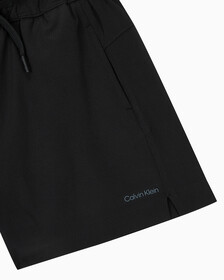 Buy 여성 레귤러 핏 에센셜 하이 스트레치 우븐 쇼츠 in color BLACK