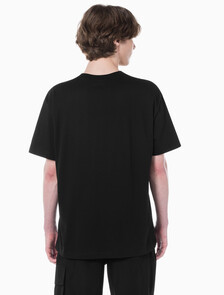 Buy 남성 릴렉스핏 엠보싱 로고 반팔 티셔츠 in color CK BLACK