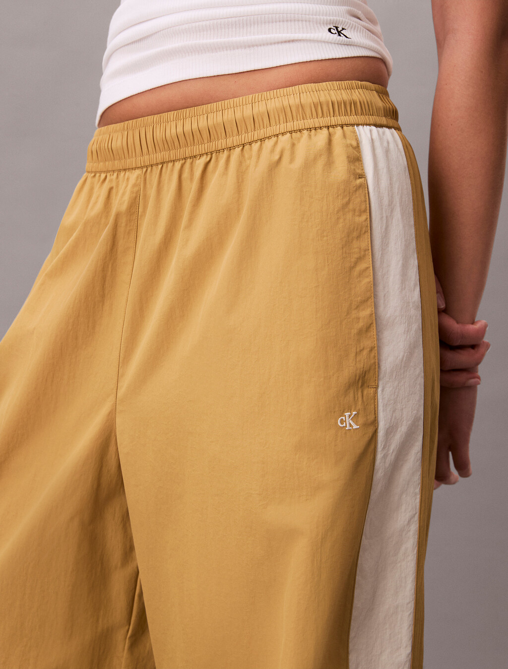 Buy 여성 나일론 캐주얼 팬츠 in color Ivory