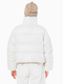 Buy 여성 글로시 디터쳐블 크롭 다운 푸퍼 in color WHITE