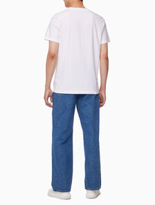 Buy 남성 레귤러핏 인스티튜셔널 로고 반팔 티셔츠 in color BRIGHT WHITE