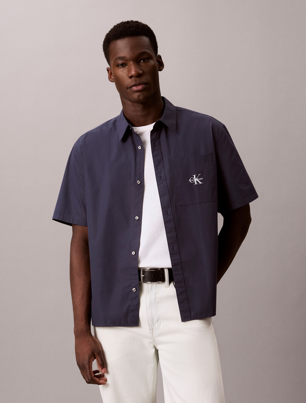 Buy 솔리드 워시드 포플린 릴렉스 숏슬리브 셔츠 in color SPEAKEASY