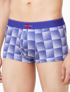 Buy 남성 CK 그래픽 마이크로 로우 라이즈 트렁크 in color Blue Print