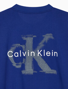 Buy 남성 오버핏 엠보스 모노로고 티 in color Blue