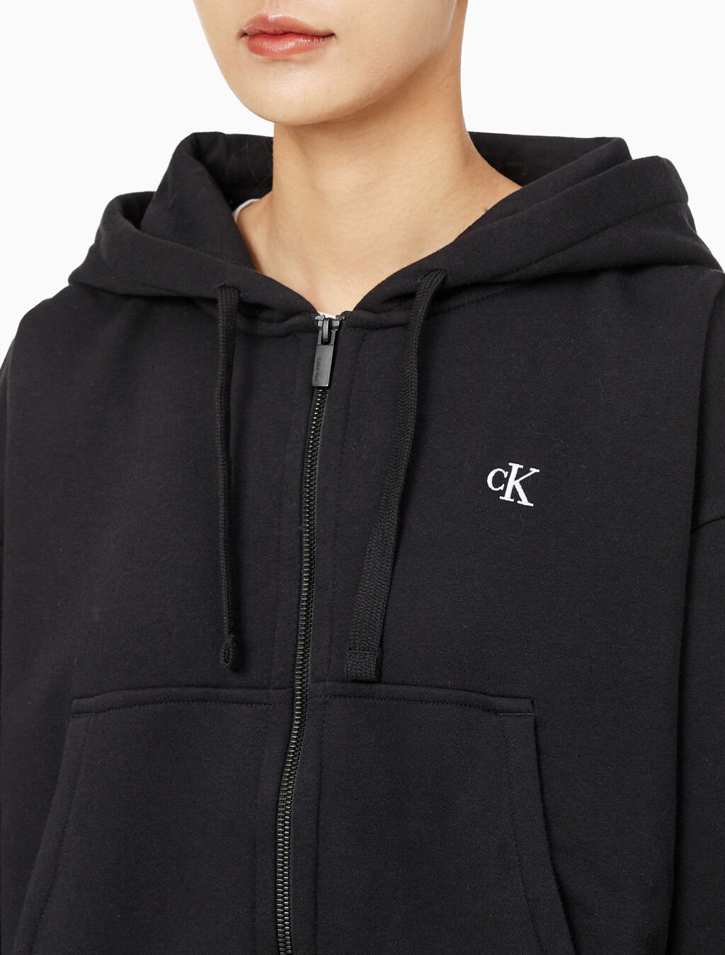 Buy 여성 아카이브 릴렉스핏 CK 스몰 로고 크롭 기모 후드 집업 in color BLACK BEAUTY