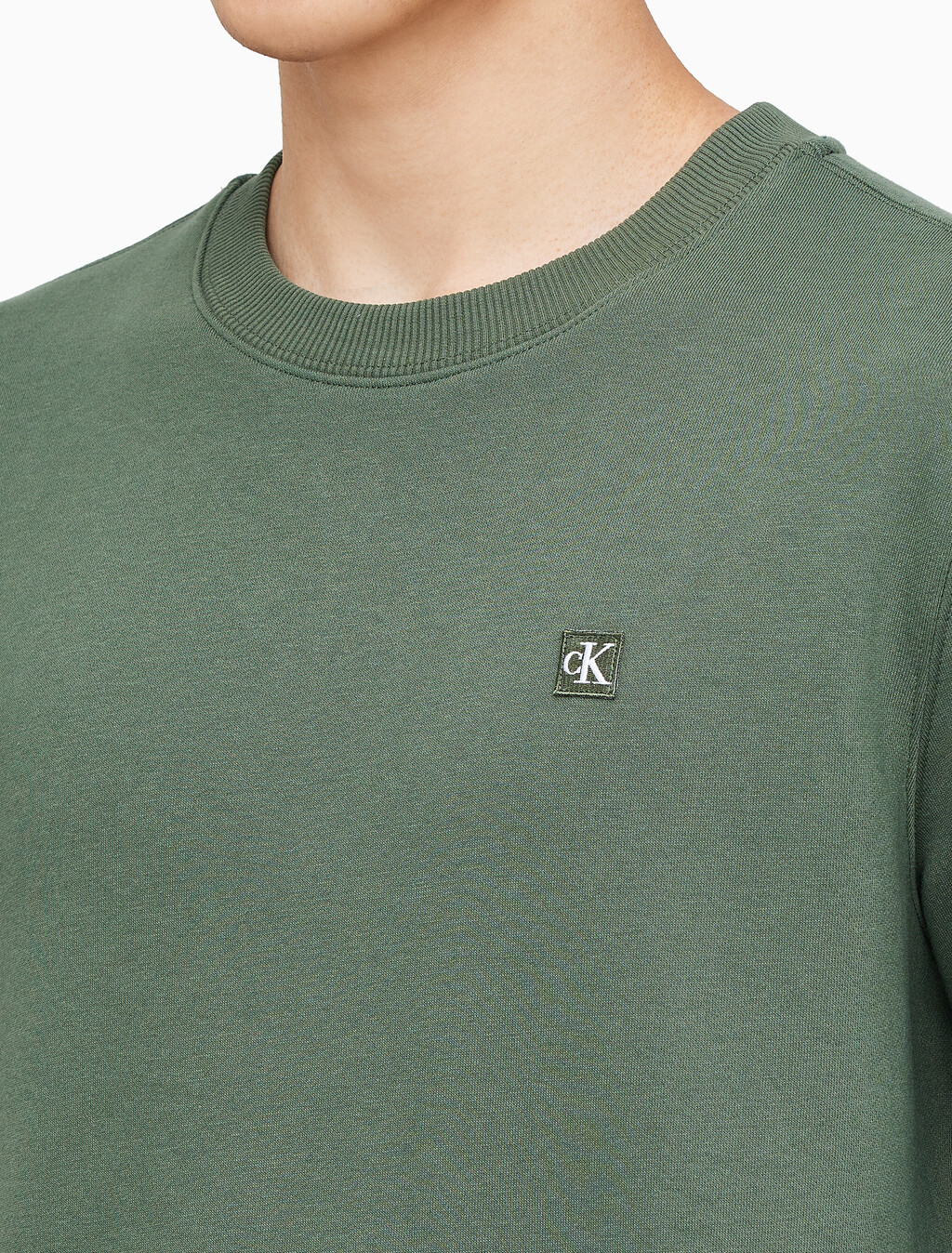 Buy 남성 레귤러핏 CK 뱃지 로고 기모 스웨트셔츠 in color KHAKI