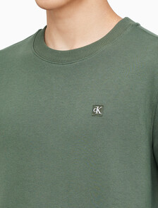 Buy 남성 레귤러핏 CK 뱃지 로고 기모 스웨트셔츠 in color KHAKI
