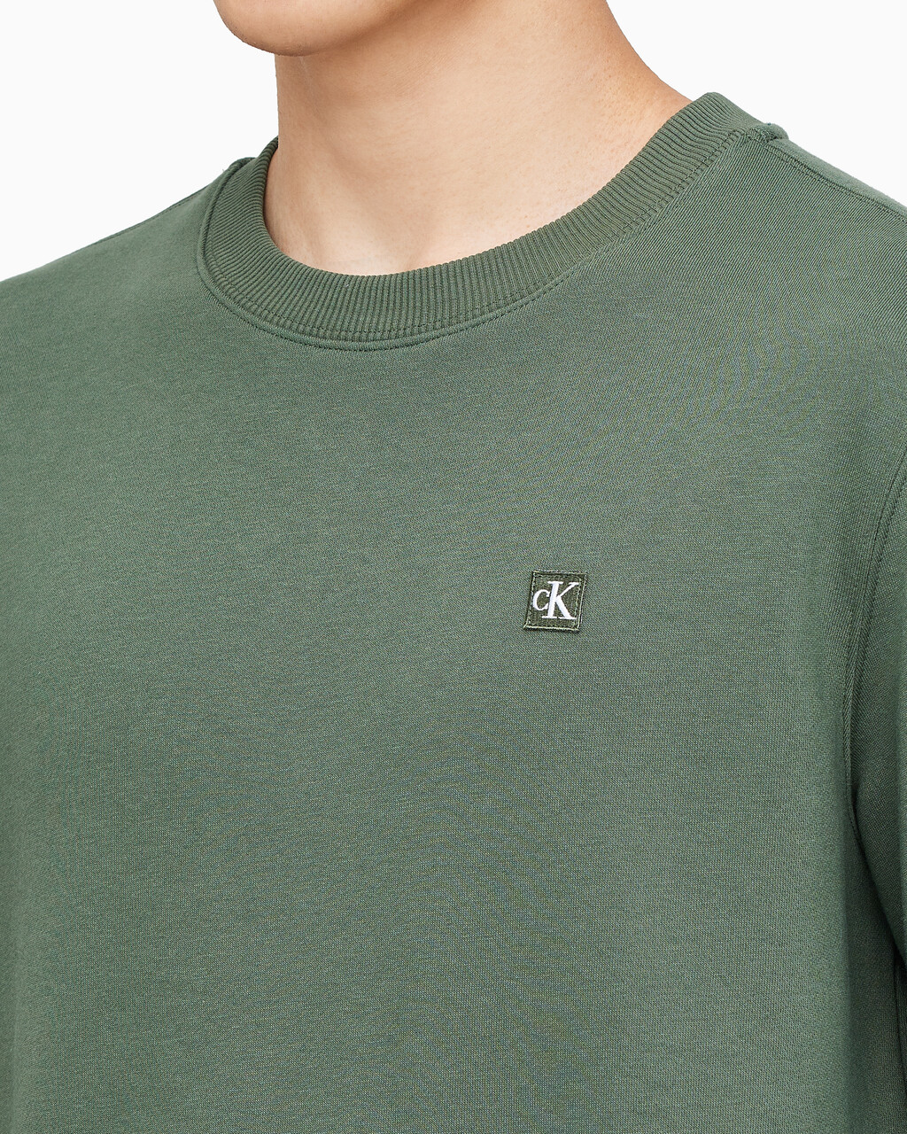 Buy 남성 레귤러핏 CK 뱃지 로고 기모 스웨트셔츠 in color KHAKI