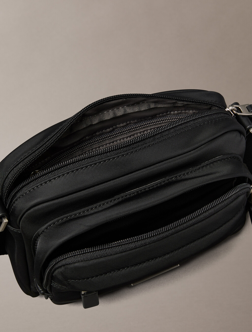 Buy 남성 나일론 슬릭 유틸리티 카메라 백 in color BLACK