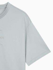 Buy 남성 릴렉스핏 히어로 모노그램 로고 반팔 티셔츠 in color PURITAN GRAY