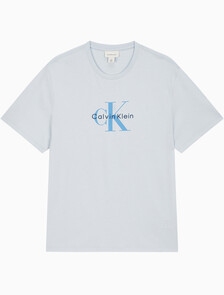 Buy 남성 레귤러핏 히어로 모노그램 로고 반팔 티셔츠 in color LIGHT BLUE