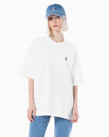 Buy 남녀공용 엠보싱 로고 반팔 티셔츠 in color BRIGHT WHITE