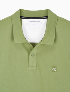 Buy 남성 슬림핏 CK 로고 뱃지  폴로 티셔츠 in color KHAKI
