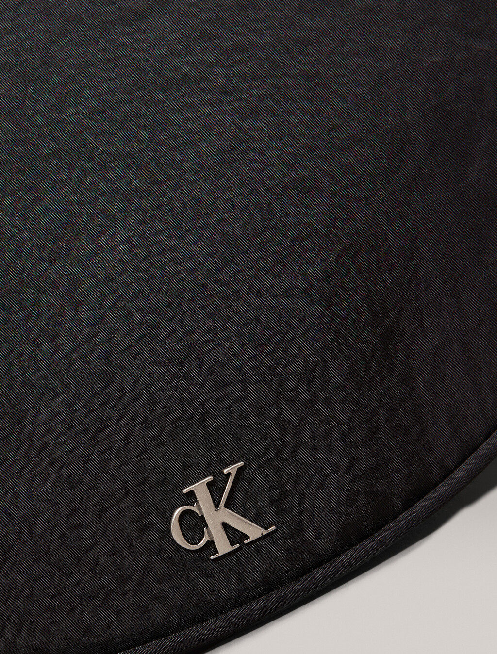 Buy 남녀공용 슬링 나일론 크로스바디 호보 백 in color BLACK