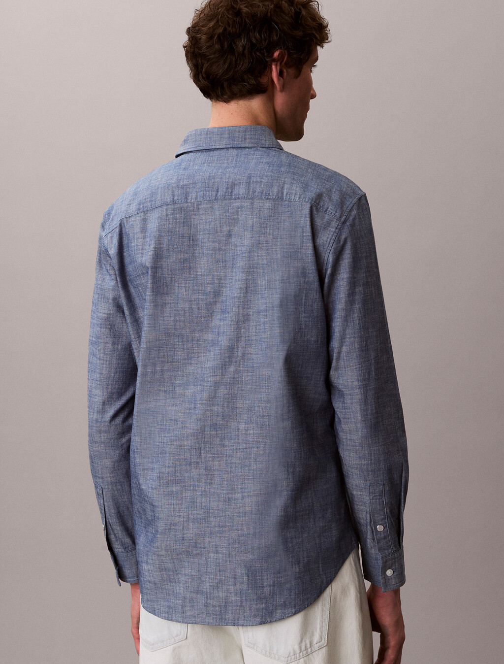 Buy 챔브레이 클래식 셔츠 in color Deep Indigo Blue