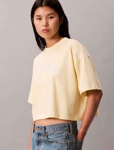 Buy 여성 크롭드 박시 헤리티지 체스트 로고 티 in color Light Yellow