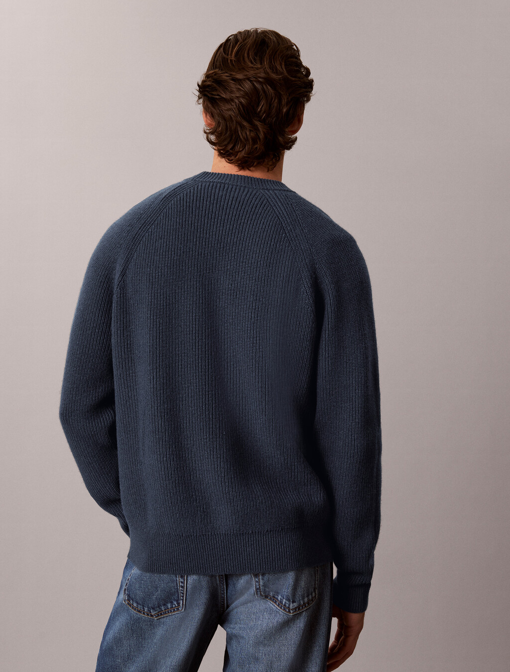 Buy 남성 울 블렌드 래글런 크루넥 스웨터 in color DARK SAPPHIRE