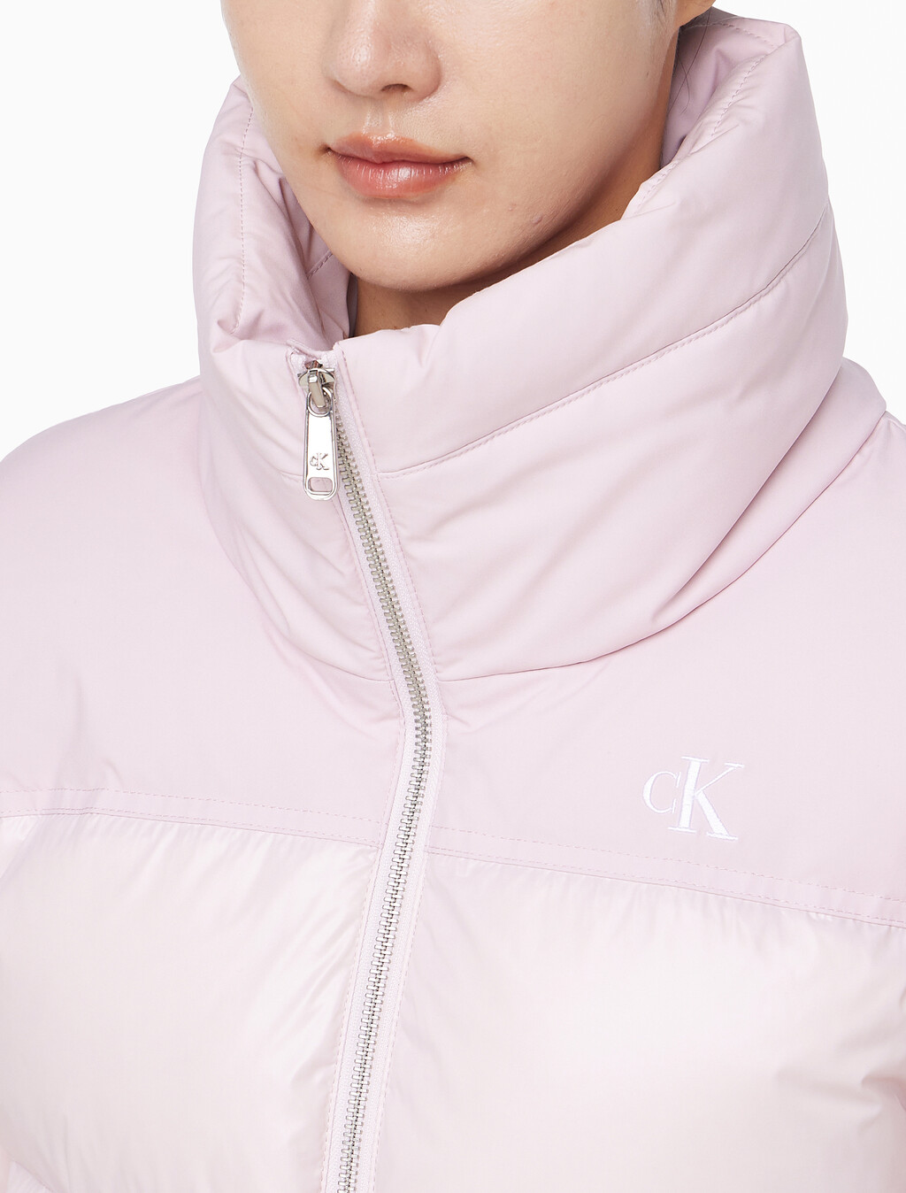 Buy 여성 매트 블라킹 샤인 다운 자켓 in color Pink