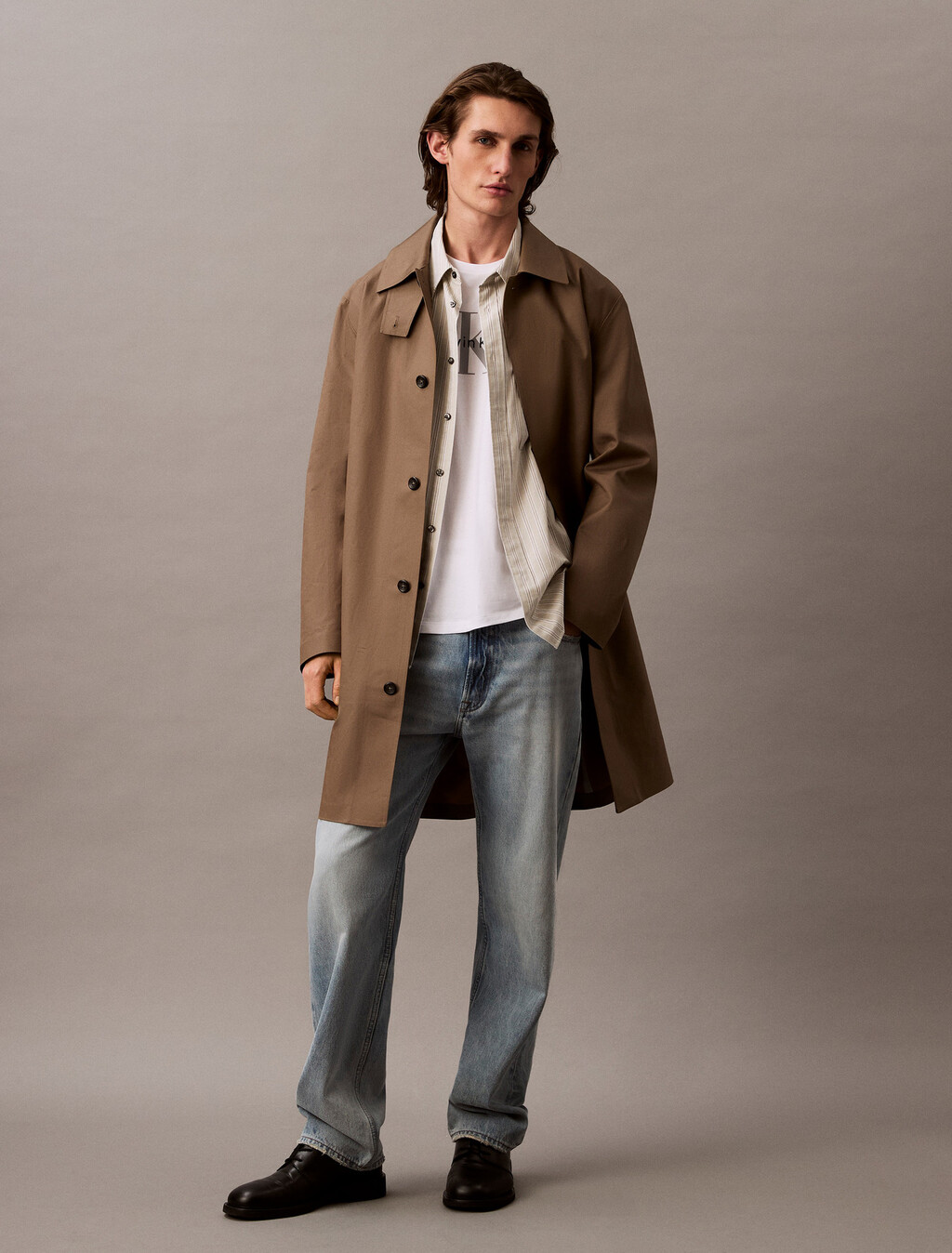 Buy 남성 레귤러핏 히어로 모노그램 로고 반팔 티셔츠 in color BRILLIANT WHITE